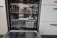 Geöffnete Geschirrspülmaschine